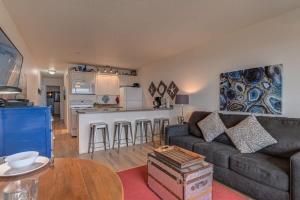 Beautiful Ground Floor Beachfront Condo - Sleeps 4 - Pool and Sauna
