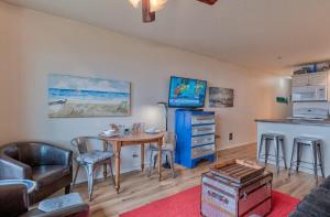 Beautiful Ground Floor Beachfront Condo - Sleeps 4 - Pool and Sauna