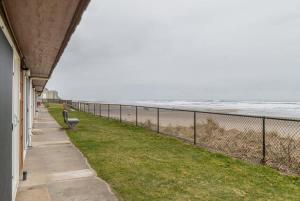 Beautiful Ground Floor Beachfront Condo - Sleeps 4 - Pool and Sauna