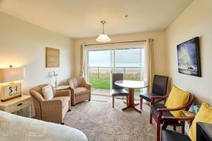 Ground Floor Beachfront Condo Suite - Sleeps 4 - Sauna and Pool