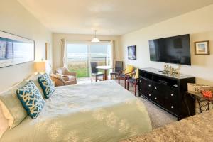 Ground Floor Beachfront Condo Suite - Sleeps 4 - Sauna and Pool