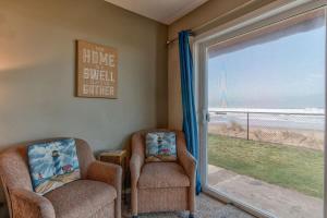 Ground Floor Beachfront Condo Suite - Sleeps 4 - Sauna and Pool