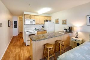 Ground Floor Beachfront Condo Suite - Sleeps 4 - Sauna and Pool