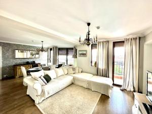 Luxury 3-BR apartment & sky terrace