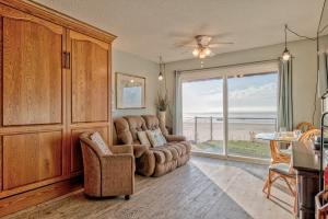 Deluxe Ground Floor Beachfront Condo Suite - Pool and Sauna