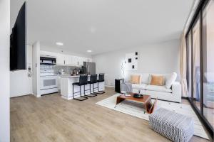 Freshly Updated Condo in Waikiki with Free Parking