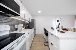 Freshly Updated Condo in Waikiki with Free Parking