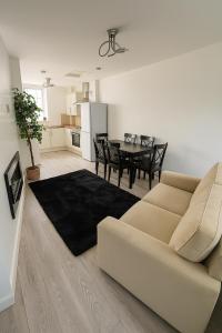 New Stylish Modern Home & Free Parking!