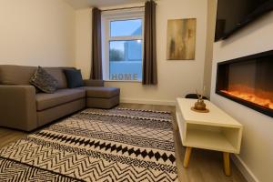 New Stylish Modern Home & Free Parking!