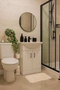 New Stylish Modern Home & Free Parking!