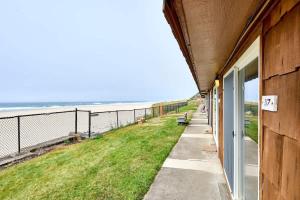 Ground Floor Beachfront Condo Suite - Sleeps 4 - Pool and Sauna
