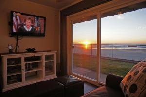 Ground Floor Beachfront Suite - Sleeps 4 - Pool and Sauna