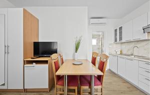 1 Bedroom Gorgeous Apartment In Zaboric-Brodarica