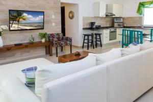 Modern Condo, Just Steps to Mamitas Beach & 5th