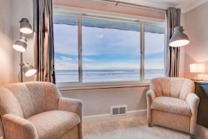 Luxurious Oceanfront Suite - Sleeps 6 - Second Floor - Pool and Sauna
