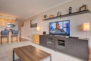Luxurious Oceanfront Suite - Sleeps 6 - Second Floor - Pool and Sauna