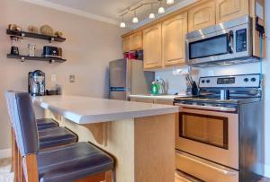 Luxurious Oceanfront Suite - Sleeps 6 - Second Floor - Pool and Sauna