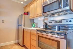 Luxurious Oceanfront Suite - Sleeps 6 - Second Floor - Pool and Sauna