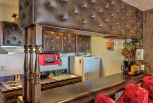 Retro Oceanfront Suite - Pool and Sauna - Second Floor - Sleeps 4