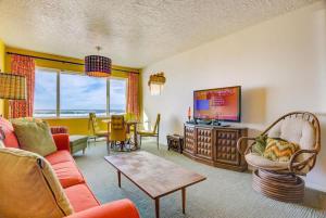 Retro Oceanfront Suite - Pool and Sauna - Second Floor - Sleeps 4