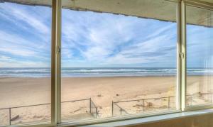 Retro Oceanfront Suite - Pool and Sauna - Second Floor - Sleeps 4
