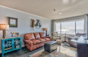 Oceanfront Suite - Top Floor - Pool and Sauna - Sleeps 4