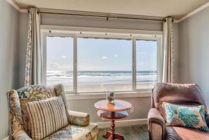 Oceanfront Suite - Top Floor - Pool and Sauna - Sleeps 4