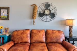 Oceanfront Suite - Top Floor - Pool and Sauna - Sleeps 4