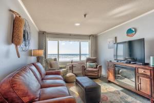 Oceanfront Suite - Top Floor - Pool and Sauna - Sleeps 4