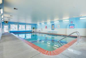 Oceanfront Suite - Top Floor - Pool and Sauna - Sleeps 4