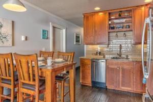 Oceanfront Suite - Top Floor - Pool and Sauna - Sleeps 4