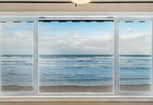 Gorgeous Oceanfront Suite - Top Floor - Pool and Sauna - Sleeps 4