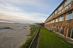 Gorgeous Oceanfront Suite - Top Floor - Pool and Sauna - Sleeps 4