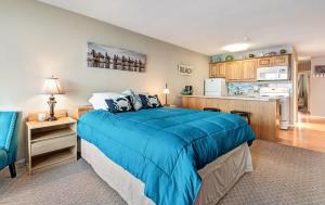 Gorgeous Oceanfront Suite - Top Floor - Pool and Sauna - Sleeps 4