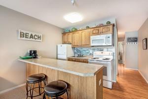 Gorgeous Oceanfront Suite - Top Floor - Pool and Sauna - Sleeps 4