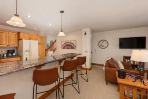 Beacon Landing Condo, Lakefront on Lake Granby, Luxurious Quality with Marina Right Outside