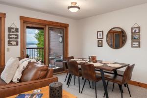 Beacon Landing Condo, Lakefront on Lake Granby, Luxurious Quality with Marina Right Outside