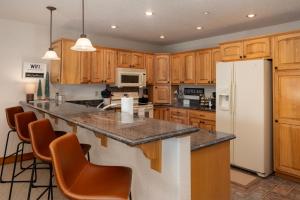 Beacon Landing Condo, Lakefront on Lake Granby, Luxurious Quality with Marina Right Outside