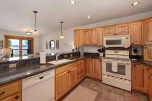 Beacon Landing Condo, Lakefront on Lake Granby, Luxurious Quality with Marina Right Outside