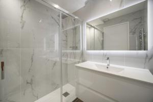 Modern 3BR with Patio, Walk to Beach and Croisette