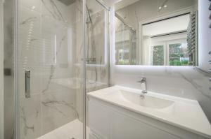 Modern 3BR with Patio, Walk to Beach and Croisette