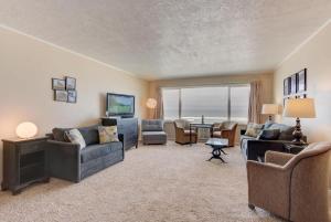 Spacious Beachfront Suite - Sleeps 8 - Top Floor - Pool and Sauna