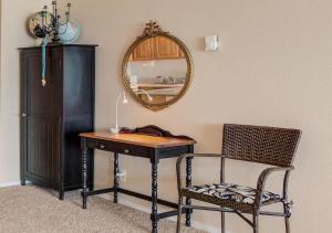 Spacious Beachfront Suite - Sleeps 8 - Top Floor - Pool and Sauna