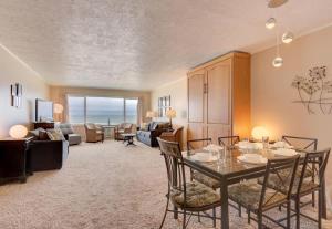 Spacious Beachfront Suite - Sleeps 8 - Top Floor - Pool and Sauna