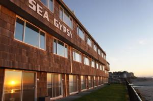 Spacious Beachfront Suite - Sleeps 8 - Top Floor - Pool and Sauna