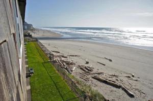 Spacious Beachfront Suite - Sleeps 8 - Top Floor - Pool and Sauna