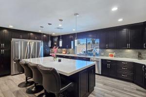 Luxurious 4BR, Firepit and Pool!