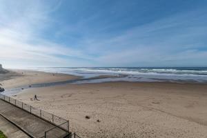 Spacious Oceanfront Suite - Top Floor - Pool and Sauna - Sleeps 6