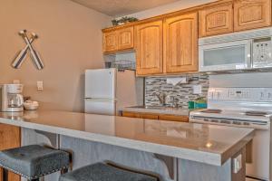 Spacious Oceanfront Suite - Top Floor - Pool and Sauna - Sleeps 6