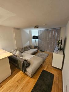 Executive E15 Apartment - Skyline Terrace & Free Private Parking - 5-min Walk to Abba Arena